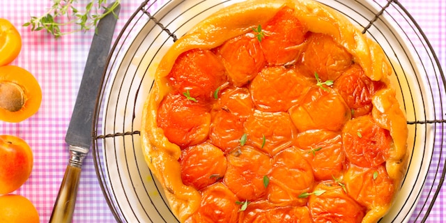 Tatin van abrikozen met honing en tijm