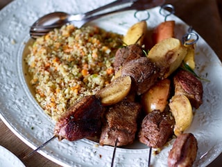 Eendenborstbrochettes met appel en quinoa