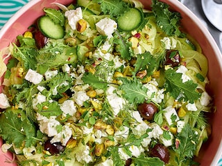 Salade au concombre, kale, fenouil, feta et pistaches