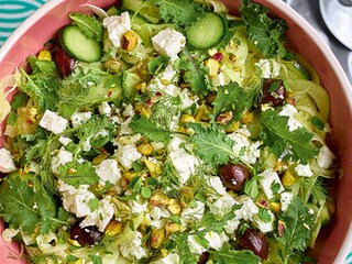Slaatje met komkommer, kale, venkel, feta en pistaches