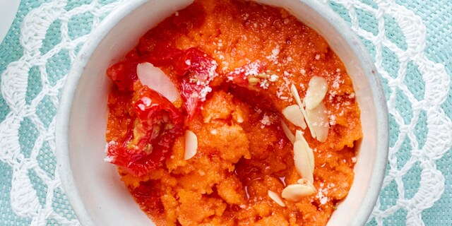 Pesto met gekonfijte tomaten, amandelen en pecorino