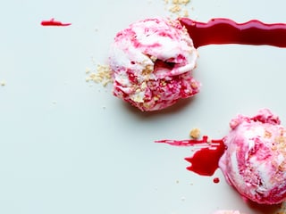 Raspberry frozen yoghurt