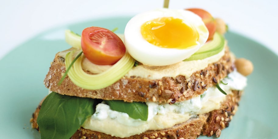 Volkorenbrood met eitje en hummus