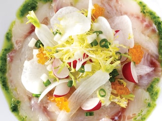 Salade met sashimi van zeebaars en radijs