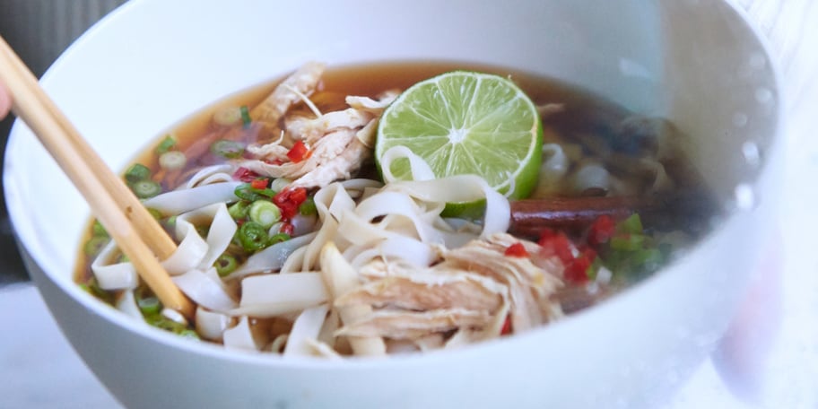 Pho (soupe de nouilles de riz) au poulet