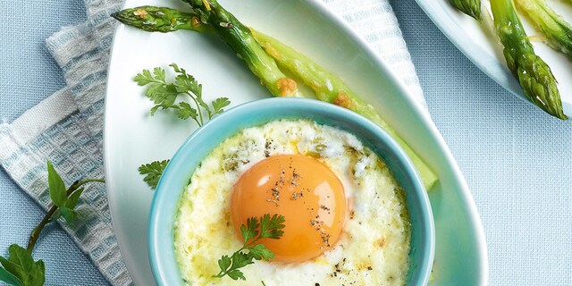 Œuf cocotte revisité aux pointes d'asperges vertes