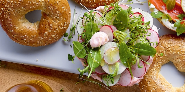 Bagel met tarama en radijs