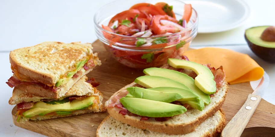 Croques à l’avocat et au lard croustillant, salade de tomates