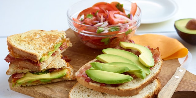 Croques à l’avocat et au lard croustillant, salade de tomates