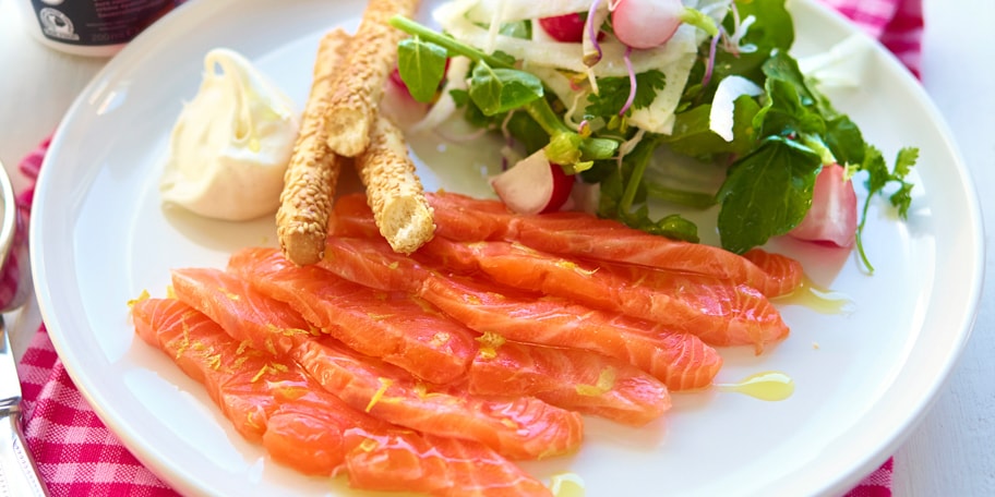 Saumon mariné, salade de fenouil et de radis et crème aigre