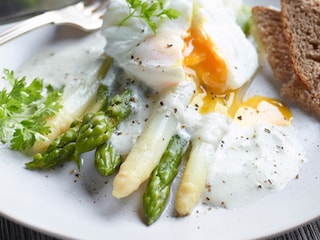 Duo van asperges, gepocheerd ei en emulsie met blauwschimmelkaas