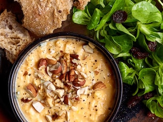 Brouillade au gorgonzola et aux noix, salade de blé