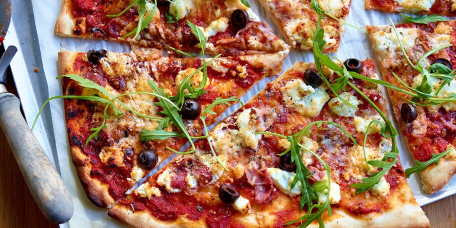 Pizza met geitenkaas en spek