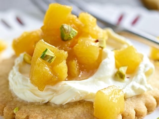 Zandkoekjes met gebakken ananas, mascarpone en pistachenoten