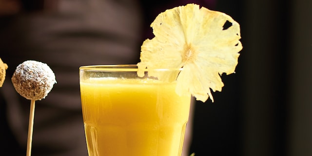 « Smoothie » de noix de coco, banane, ananas et mangue