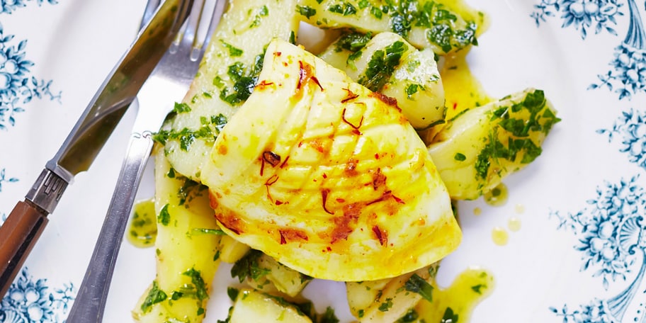 Salade van ’cornes de gatte’-aardappel met kruiden en gegrilde calamaris