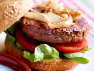 Hamburger met Libanese smaken