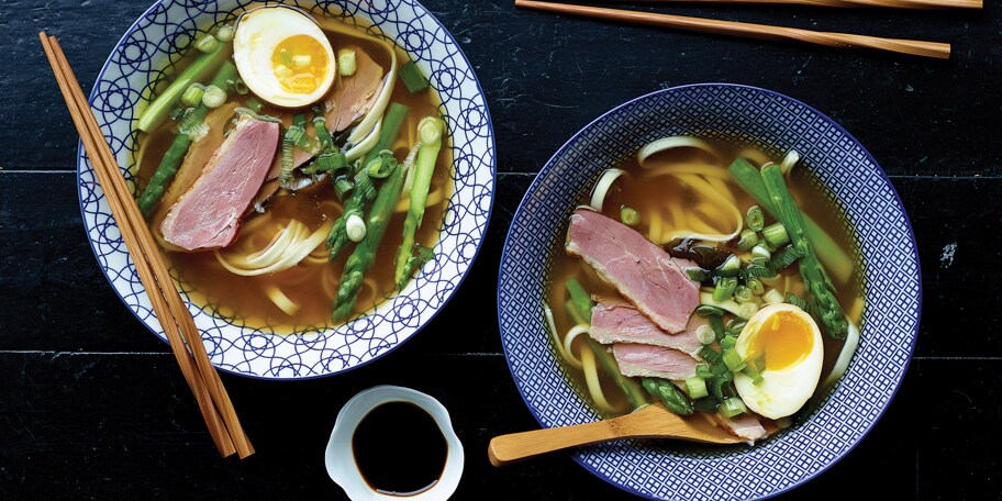 Ramen-noedelsoep met eend, groene asperges en ei