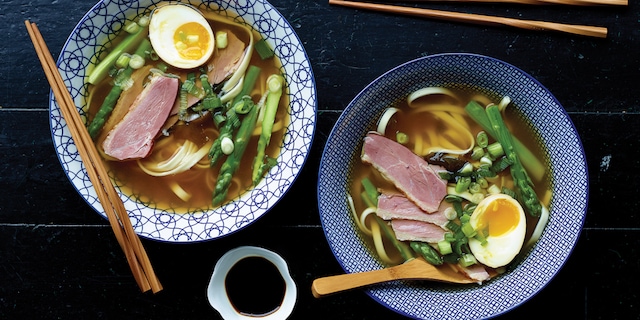 Soupe de nouilles soba au canard, asperges et œuf