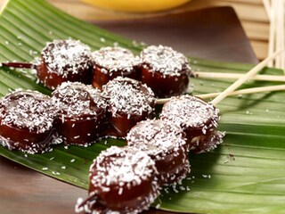 Bananenlolly’s met chocolade en kokosnoot