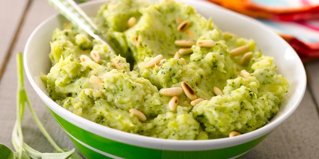 Stoemp met broccoli en pijnboompitten