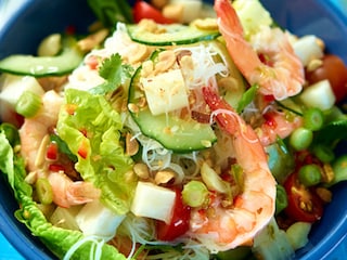 Salade de crevettes roses assaisonnée à la vinaigrette au citron vert