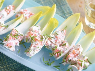 Witloofblaadjes gevuld met gerookte zalm en verse kaas