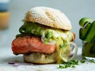 Zalmburger met komkommersalade en wasabimayonaise