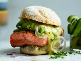 Burger de saumon, salade de concombre et mayonnaise au wasabi