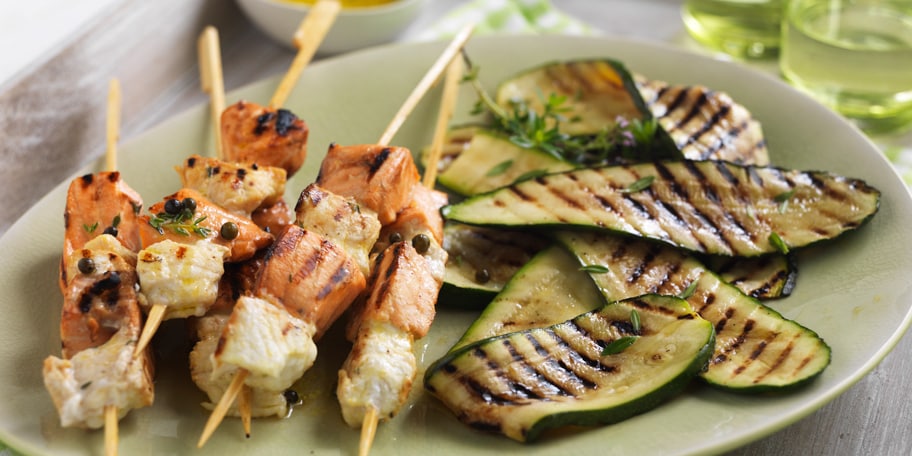 Brochettes de poissons en marinade, courgettes grillées