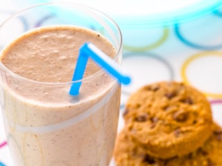 Milkshake met banaan en cookies