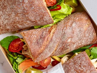 Bánh mì met kip en mango