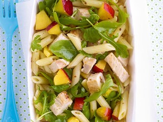 Salade van pasta met gebraden kip en nectarines