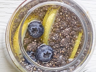 Gearomatiseerd water met chiazaad, bosbes en citroen