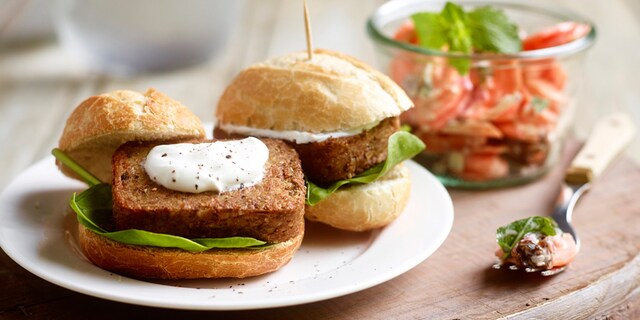 Lupineburgers en wortelsalade met rozijnen