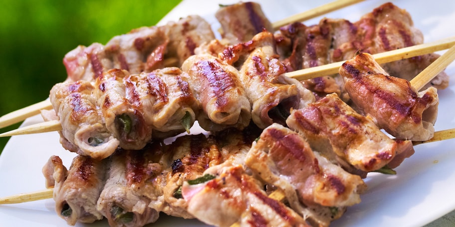 Brochettes de saltimbocca