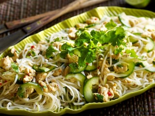 Salade de poulet aux nouilles à la thaïlandaise