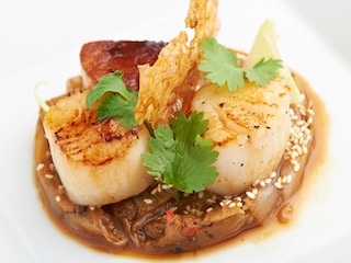 Sint-jakobsvruchten, foie gras, gekonfijt witloof, teriyaki, gember, citroengras