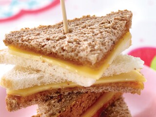 Driehoekjes met abrikozenconfituur en kaas