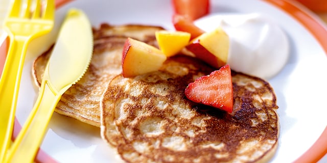 Pancakes met fruit en Griekse yoghurt met ahornsiroop