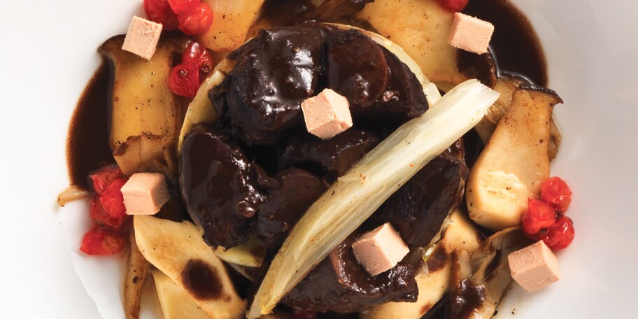 Civet de cuisse de lièvre au foie gras, champignons sauvages et chicons