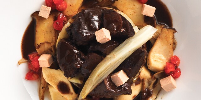 Civet de cuisse de lièvre au foie gras, champignons sauvages et chicons