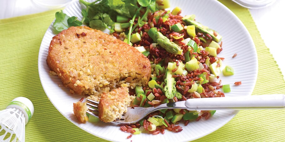 Riz rouge poêlé, légumes et burger d'insectes