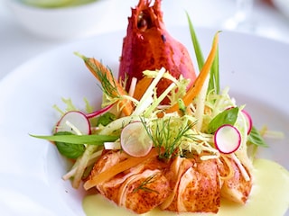 Homard rôti, jus de bisque au curry, légumes croquants