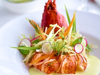 Homard rôti, jus de bisque au curry, légumes croquants