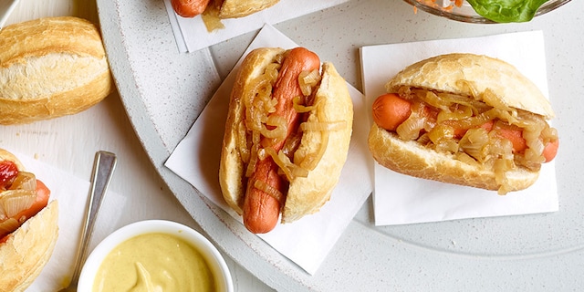 Vegetarische hotdogs met uien