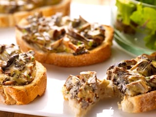 In de oven gebakken toasten met bospaddenstoelen