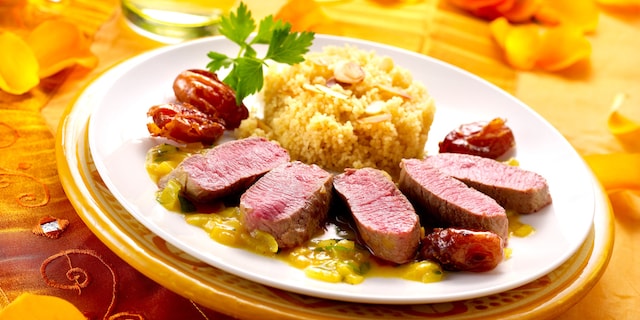 Noisettes d’agneau aux dattes rôties