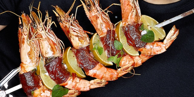 Brochettes de crevettes tigrées à la bresaola