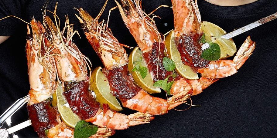 Brochettes van tijgergarnalen met bresaola